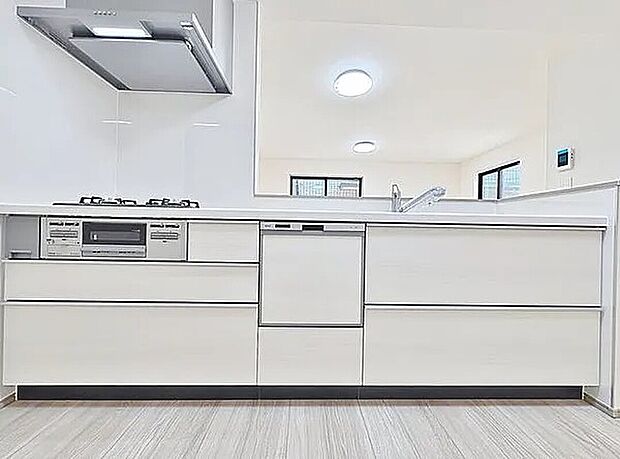 【オープンキッチン】お部屋の雰囲気に溶け込む、インテリアの一部のようなオープンキッチンです。リビングにいるご家族とのおしゃべりを楽しみながらの作業が可能です。