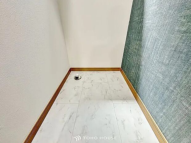【洗面(洗濯置き場)】おしゃれな「洗濯機置き場」。アクセントカラーを取り入れており、汚れも目立ちにくく、また白×青なので爽やかさもあります。