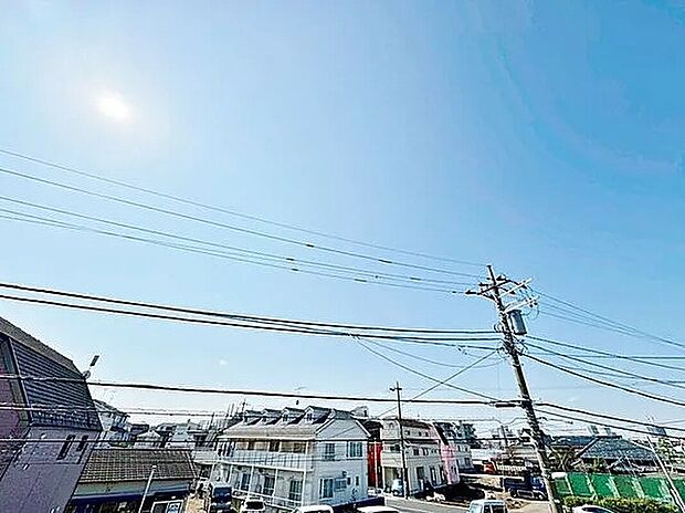 【眺望】穏やかな街並みを一望しながら、爽やかな風と柔らかく降り注ぐ陽光を感じて頂けます。
