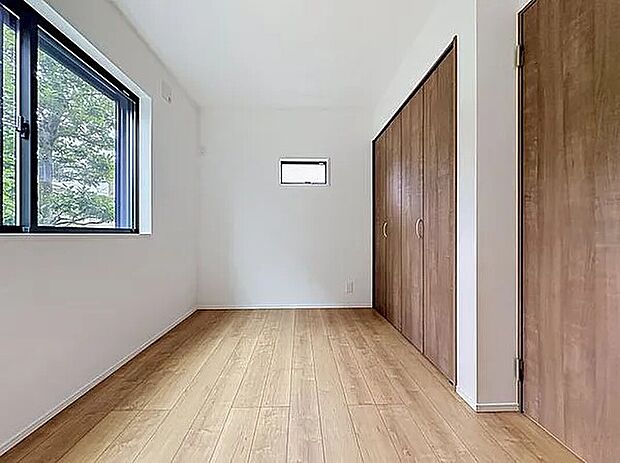 【寝室】「2面採光の居室」居室に窓が2ヶ所あるので、明るさの確保と、風の通り道ができることで換気のしやすいお家になっています。