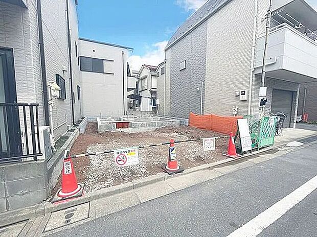 【前面道路含む現地写真】前面道路が6ｍ以上と広々。見通しが良く、小さなお子様がいるご家庭や歩行者にとっても安心の住環境です。
