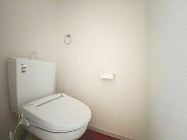 【温水洗浄便座付きトイレ】トイレは快適な温水洗浄便座付です。清潔感のあるホワイトで統一しました。いつも清潔な空間であって頂けるよう配慮された造りです。