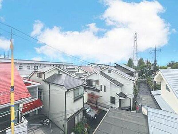 【住戸からの眺望写真】穏やかな街並みを一望しながら、爽やかな風と柔らかく降り注ぐ陽光を感じて頂けます。