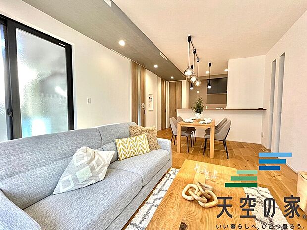 【施工例【内観】】【同仕様】
「1日中自然光が差し込み明るい家」。それを実現するため、南面に最大限の開口をとり、太陽の位置に左右されることなく爽やかな明るさが実現されております。