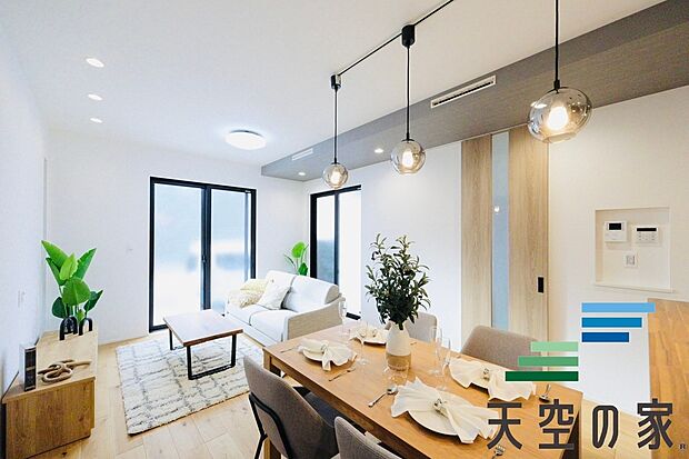 【施工例【内観】】【同仕様】
「1日中自然光が差し込み明るい家」。それを実現するため、南面に最大限の開口をとり、太陽の位置に左右されることなく爽やかな明るさが実現されております。