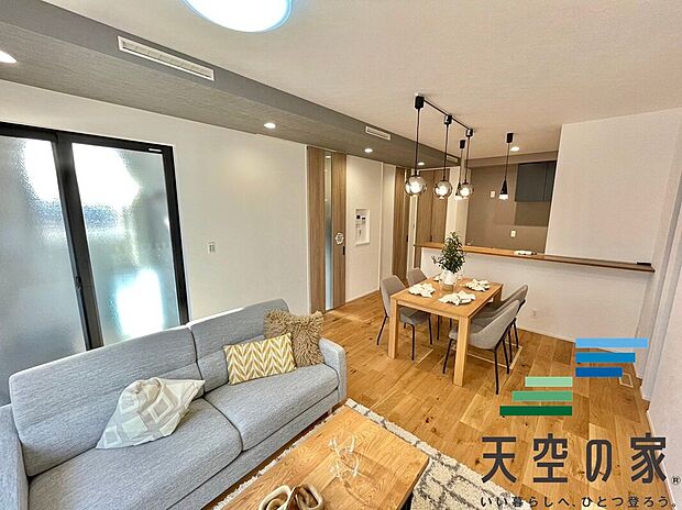 【施工例【内観】】
天空の家は窓が多く採用されており、明るい日差しが差し込みます。

