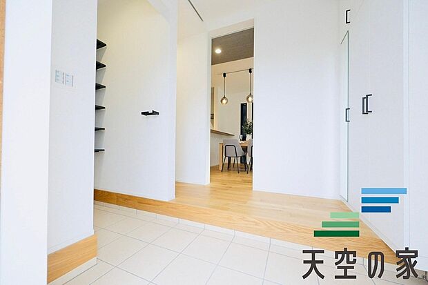【施工例【内観】】【同仕様】「ただいま」「おかえり」が響く玄関です。暖かな日差しが差し込み収納豊富な玄関です。