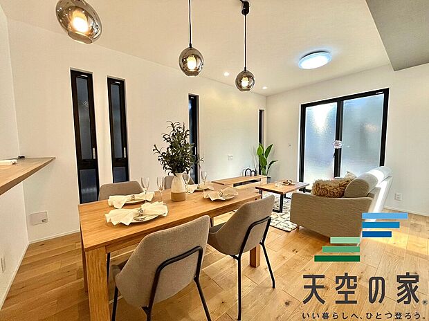 【施工例【内観】】【同仕様】
「1日中自然光が差し込み明るい家」。それを実現するため、南面に最大限の開口をとり、太陽の位置に左右されることなく爽やかな明るさが実現されております。