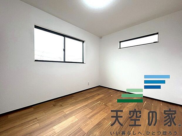 【施工例【内観】】【同仕様】
窓を多く取り入れているのでお部屋全体にお日様の光が差し込みますね!二面採光となっておりますので、自然と光が入る空間になっています。