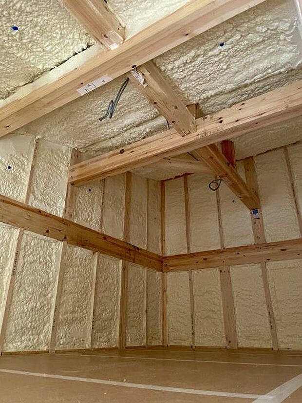 【発砲ウレタン断熱】高気密・高断熱で心地よい、健康も省エネも全て叶える断熱材を使用しております。
※メーカーは当社指定
