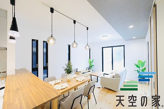 【施工例【内観】】【同仕様】
忙しい朝でも、家族が揃って食事をして頂けるゆとりある大きさのダイニングスペース。