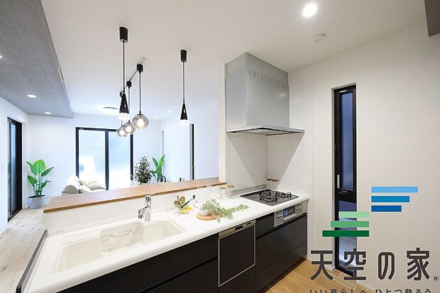 【施工例【内観】】【同仕様】対面式キッチンですので、お子様の様子を見守りながら家事ができます!