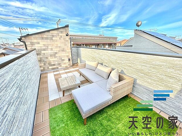 【施工例【内観】】【同仕様】スカイバルコニーで休日に友人などを呼んでBBQや,お子様のプールなどで遊べますね♪