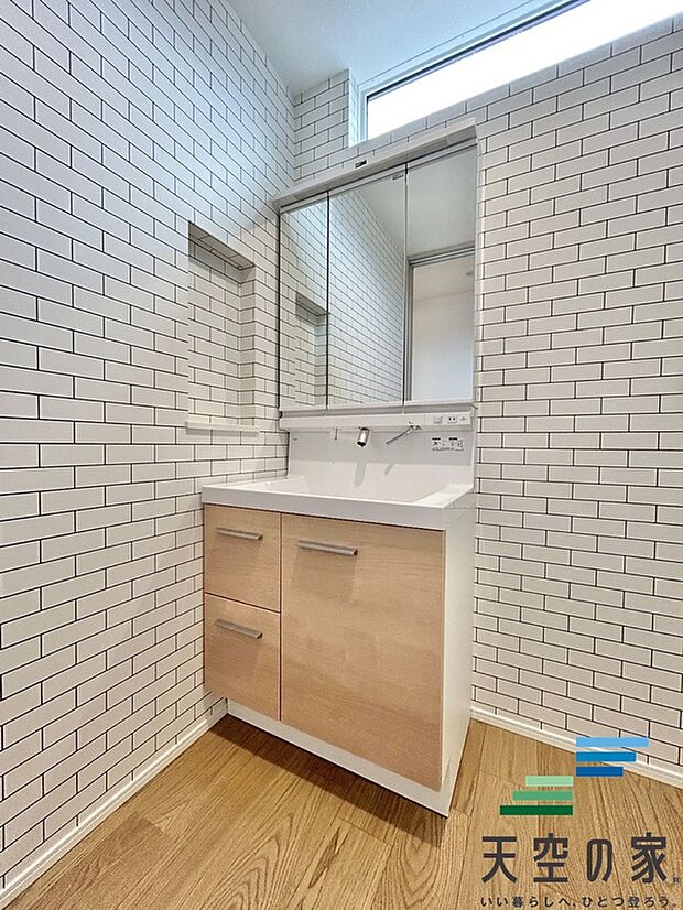 【施工例【内観】】【同仕様】三面鏡付きの大型タイプです。収納付きなので、洗面台をスッキリと使えます。