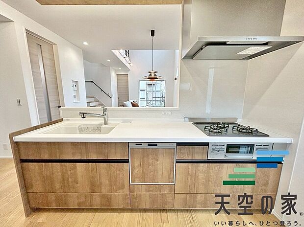 【キッチン】【同仕様】作業スペースの確保からお料理の受け渡しまでらくらくです。
お料理のできる過程がリビングからも分かり、食器準備やお片付けもご家族でみんなでできます。