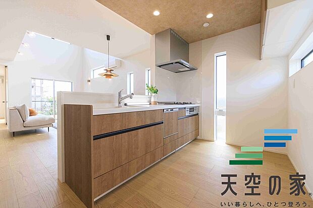 【施工例【内観】】【同仕様】作業スペースを広くとったキッチン。

