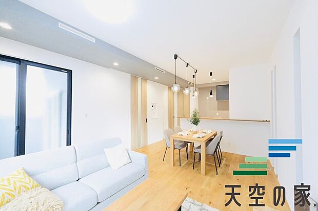 【施工例【内観】】【同仕様】
広いリビングは家族団らんを過ごせます。