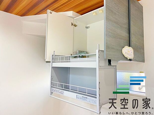 【施工例【内観】】【同仕様】
キッチン背面には昇降式の収納完備で、デットスペースもなく有効活用頂けます!
