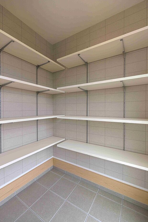 【シューズインクローゼット(土間収納)】玄関まわりをすっきり整え、使いやすい空間に!靴やアウトドア用品もまとめて収納でき、出し入れや掃除も楽々!