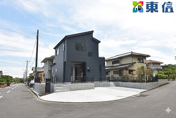 洗練されたダークトーンのモダン邸宅。角地に佇む圧倒的な存在感、美しい外観と機能美を兼ね備えた理想の住まい。光と風を感じる心地よい空間で、憧れの新生活を始めませんか。
