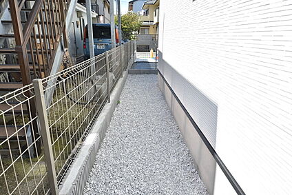 隣地境界東側　奥は玄関です