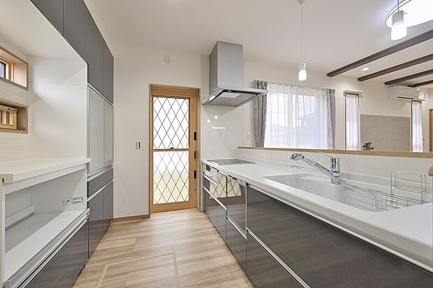 対面キッチンならリビング学習するお子様の様子も見られます!