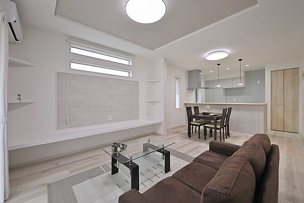 家事をしながらも家族の様子がわかる安心感と、開放的なリビング・キッチンの一体感。ゆったりくつろげるLDK。家具を置いても圧迫感なし。