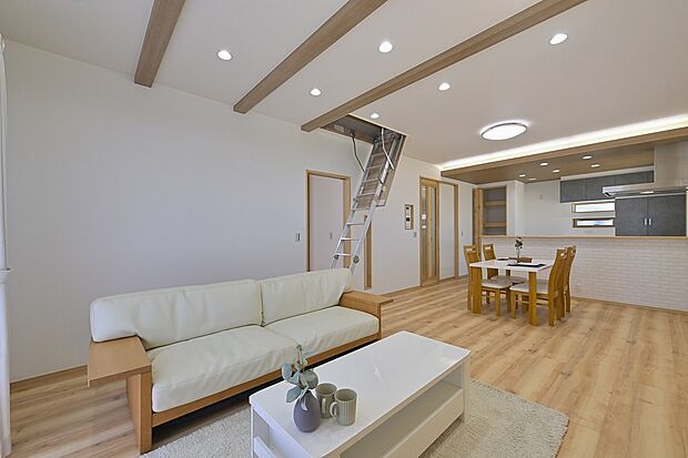 撮影小屋裏収納が広がる開放感あふれるLDK。光と風が心地よく通ります。