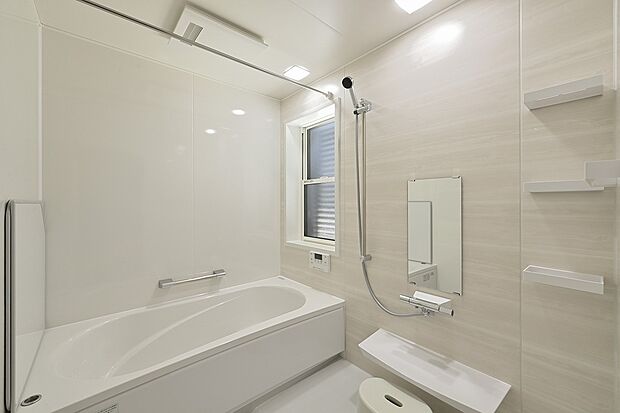 窓付きで自然光が差し込む明るい浴室。カビ対策にも効果的な換気性の良い設計です。