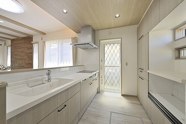 IHクッキングヒーター採用で、火を使わない安心のキッチン。小さな子どもがいる家庭にもおすすめ。