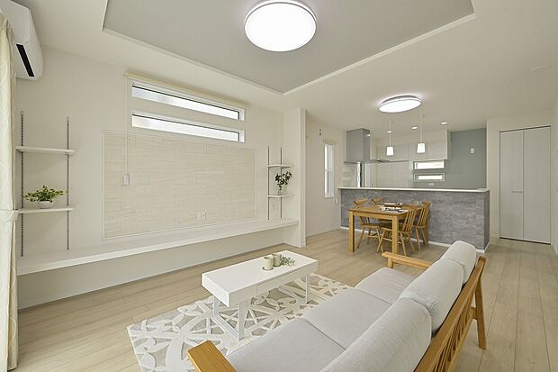 【室内(2025年5月)撮影 LDK】天井が高く、開放感たっぷりのLDK。風通しも良く、四季の移ろいを感じながら、心地よい暮らしを楽しめる理想的な住まいです。