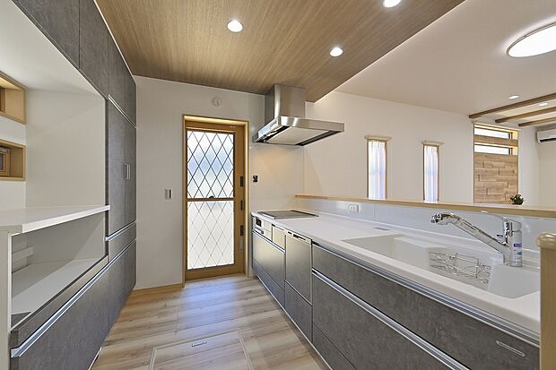 【クレストタウン八景水谷II　15号地　キッチン】IHクッキングヒーター採用で、火を使わない安心のキッチン。小さな子どもがいる家庭にもおすすめ。