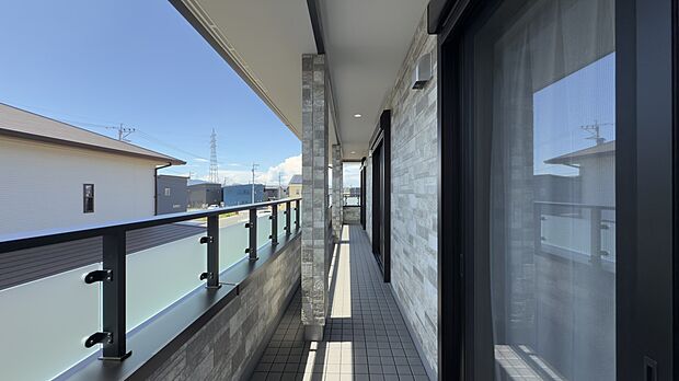 【かすみヶ丘(百花園停)4-3号地 ベランダ】南向きの広々バルコニーで、洗濯物がよく乾くのはもちろん、休日には椅子を置いてリラックス。