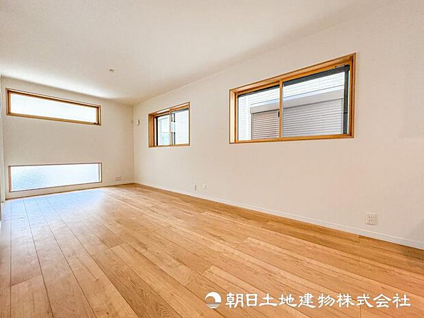 【リビング】広いリビングでゆったりと。ワンフロア感覚で過ごせる動線は動きやすく掃除も簡単に済ませられます