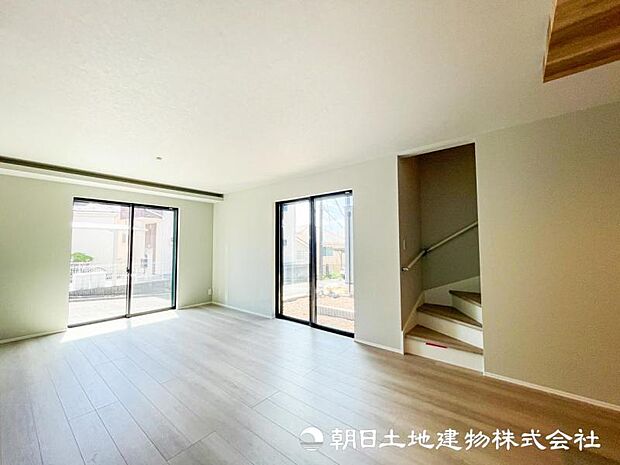 【リビング】広いリビングでゆったりと。ワンフロア感覚で過ごせる動線は動きやすく掃除も簡単に済ませられます