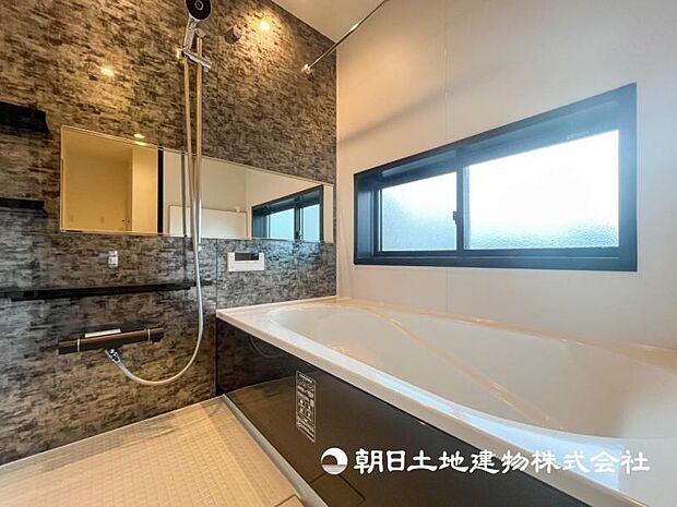 【浴室】お洗濯にも重宝する浴室乾燥機付き。寒い時期もいつも温かいお湯に浸かれる追い焚き機能付きです。