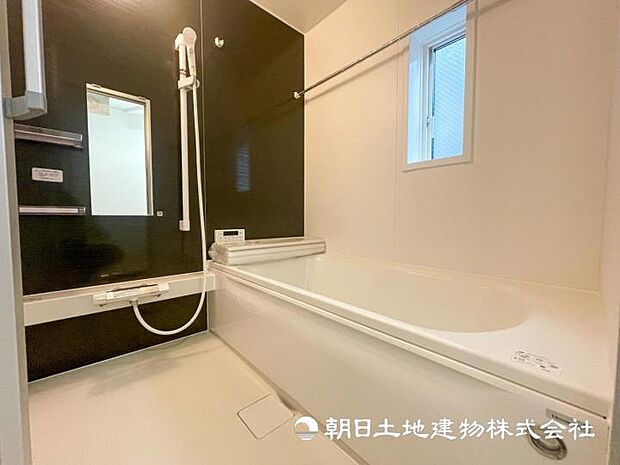 【現地写真】窓があるので日中の入浴も気持ちよくお使い頂けます！