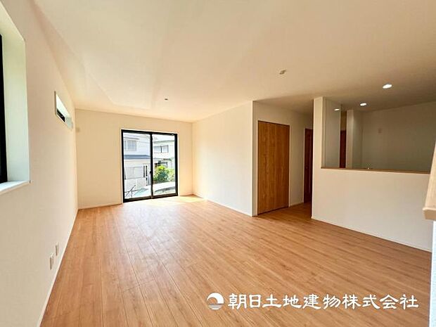 【現地写真】【リビング】休日の午後、ソファにゆったりと身を沈める。パートナーや子どもたちの声を聞きながら、のんびり過ごせる広い空間と優美な色合いのリビング。