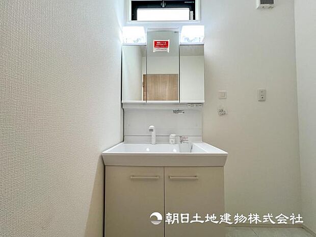 【現地写真】【洗面・脱衣所】３面鏡、収納など充実の設備