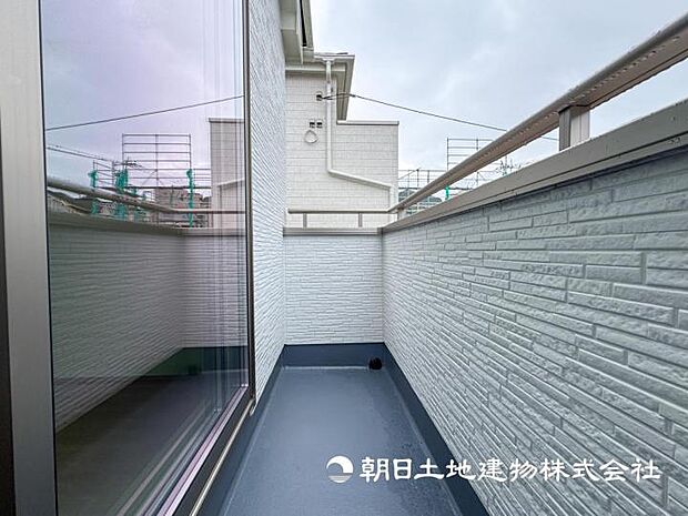 【現地写真】【バルコニー】バルコニーからたっぷりの光をうけたお布団やシーツから太陽のにおいが感じられます。１日のおわりに嬉しいですね