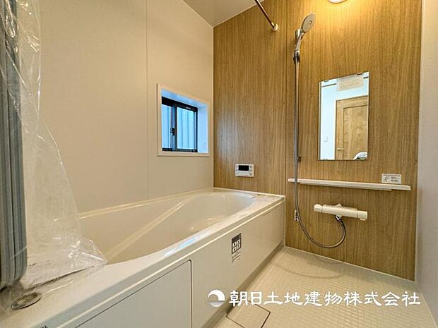 【現地写真】【浴室】ゆったりと寛げる広々バスで足を伸ばしてリラックス。　最新のユニットバスは設備も充実です