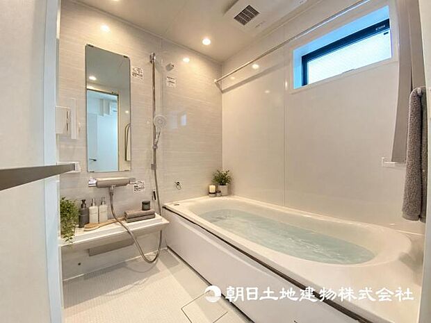 【現地写真】【浴室】お洗濯にも重宝する浴室乾燥機付き。寒い時期もいつも温かいお湯に浸かれる追い焚き機能付きです。※家具等はイメージです