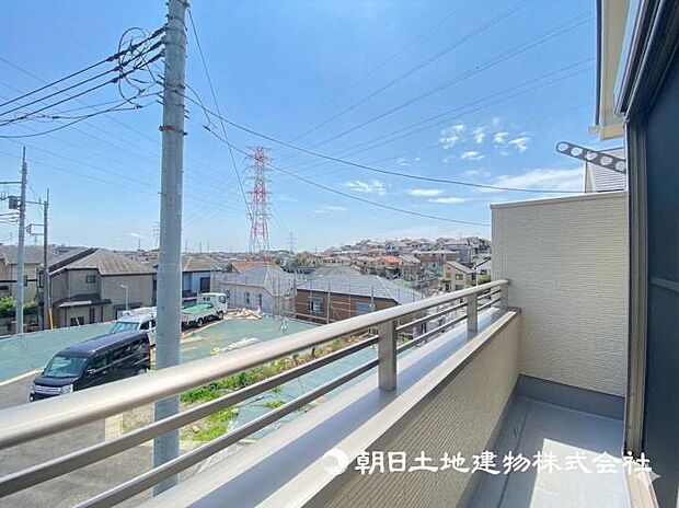 【現地写真】【バルコニー】思わず大きく深呼吸したくなるバルコニー!空が青く、近く、広く感じる事が出来ます