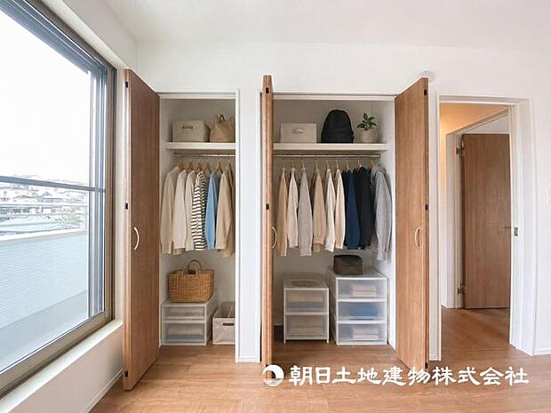 【現地写真】【収納】クローゼットにはスーツ類から丈の長いコート類まで何でも収納できる便利なスペースです。衣装ケースと併用することでセーター類なども収納でき自分だけのスペースにできます。 ※家具等はイメージです