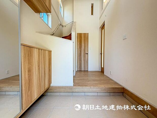 【現地写真】【玄関】広々とした玄関は、家族が行きかうたびに温かな気配で満たされる。「いってきます」「おかえり」 玄関に響く声が、今日も家族のつながりを感じさせてくれる、そんな空間に仕上がってます