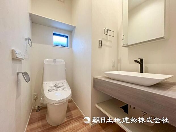 【現地写真】【トイレ】温水洗浄便座付きで年中快適なトイレです。クロスや床の色味も落ち着ける空間です