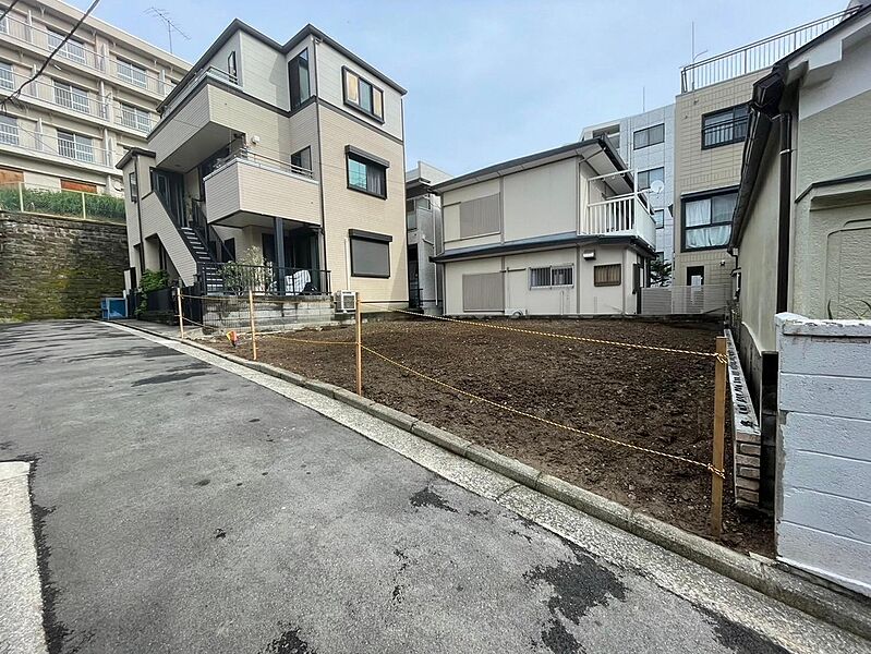 全2区画となっており、南西側の道路に接しています。