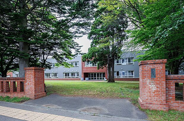 江別第二小学校(約1,780m)