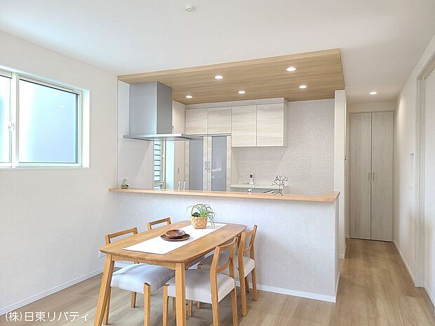 忙しい朝でも、しっかり家族が揃って食事をして頂けるゆとりある大きさのダイニングスペース。奥様が作る手料理をカウンター越しに受けとって頂けます。