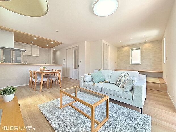 太陽の光をスマートにリビングへ。時間によって変化をもたらす採光は朝は目覚め、昼は安らぎ、そして夕時は温もりを。